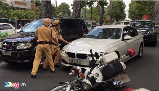 Tài xế BMW tông xe CSGT để bỏ chạy sau khi gây tai nạn