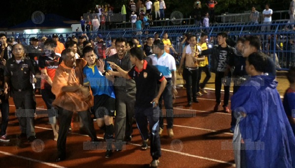 Trọng tài Thái Lan bị cổ động viên đánh vỡ đầu ngay trên sân 1