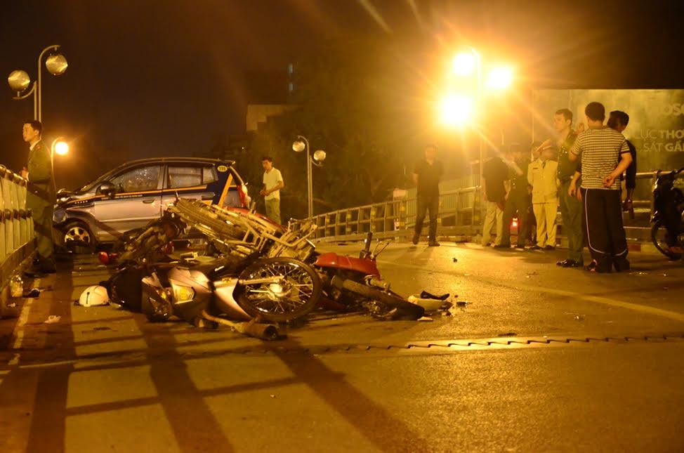 xế taxi gây tai nạn trên cầu vượt Thái Hà 