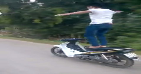 Video: Thanh niên liều mạng đi xe máy như 'xiếc' trên đường 1
