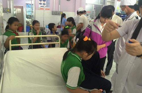 Bình Dương: Hàng chục học sinh phải nhập viện vì ngộ độc thực phẩm 1