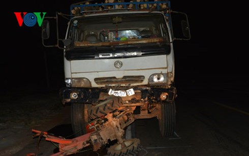 Xe tải đâm xe công nông: 5 người chết, 9 người bị thương