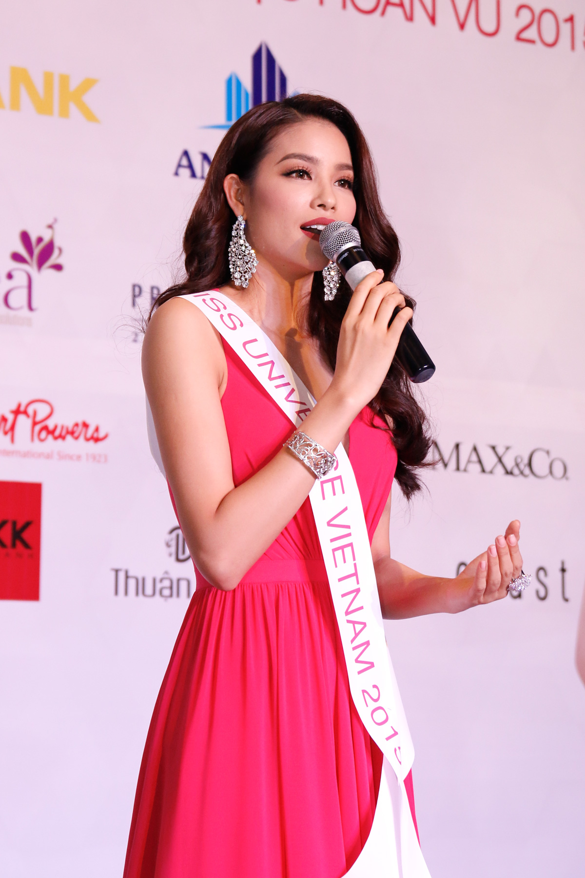 Cận cảnh nhan sắc hoa hậu Phạm Hương trước khi đi thi Hoa hậu Hoàn Vũ 2015 2