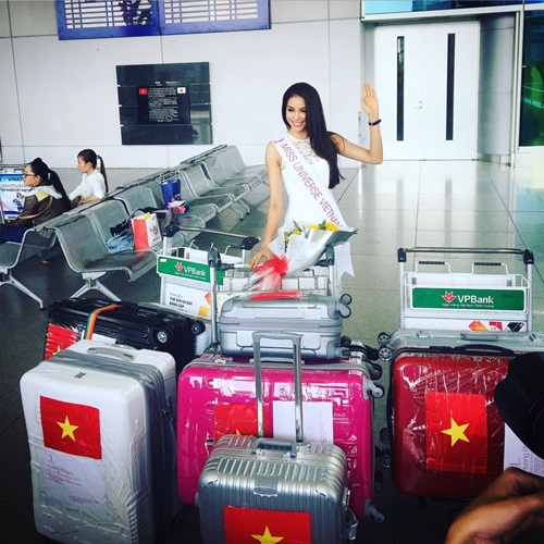 Phạm Hương hôn tạm biệt mẹ trước khi lên đường sang Mỹ 2