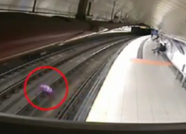 Video: Cháy đường ray tàu điện vì một quả bóng bay 1