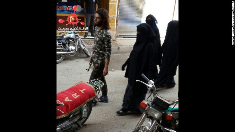 IS gieo rắc “cơn ác mộng” tại thủ phủ Raqqa 3