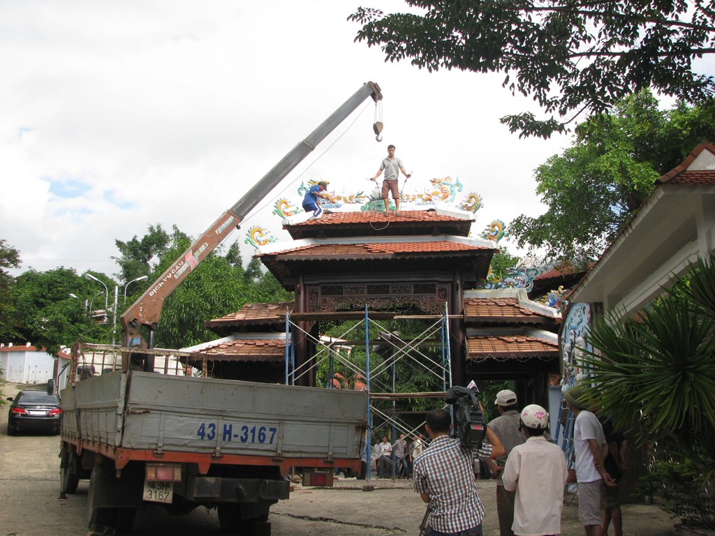Cận cảnh tháo dỡ biệt phủ 100 tỷ của đại gia vàng ở Đà Nẵng 2 Cận cảnh tháo dỡ biệt phủ 100 tỷ của đại gia vàng ở Đà Nẵng 2