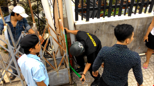 TP HCM: Nhóm người lạ phá cổng vào chung cư, đánh cư dân