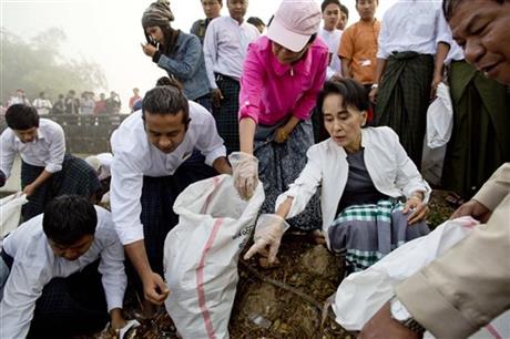 'Quý bà Myanmar' ra đường nhặt rác 2