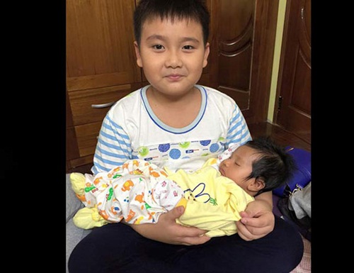 Ngắm khoảnh khắc đáng yêu của con gái Tự Long 5