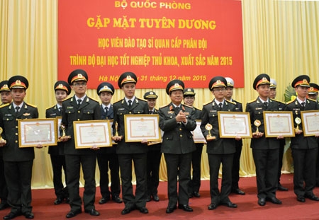 25 thủ khoa trường quân đội được phong hàm trung úy, thượng úy