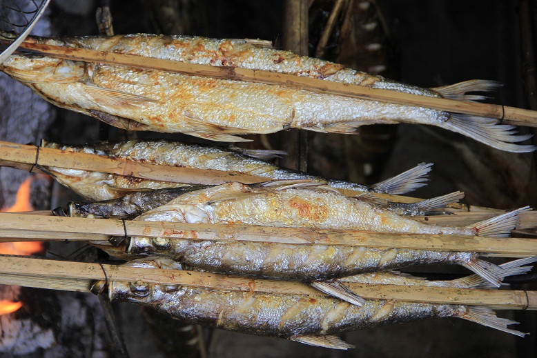 Thơm phức món cá nướng nguyên ruột giữa lòng hồ sông Đà 8