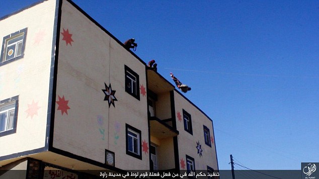 IS công khai ném người đồng tính từ trên mái nhà xuống 2