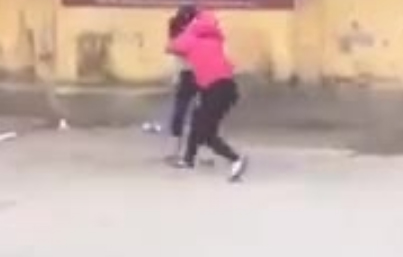 Hà Nội: xôn xao clip nữ sinh túm tóc đánh nhau trước cổng trường