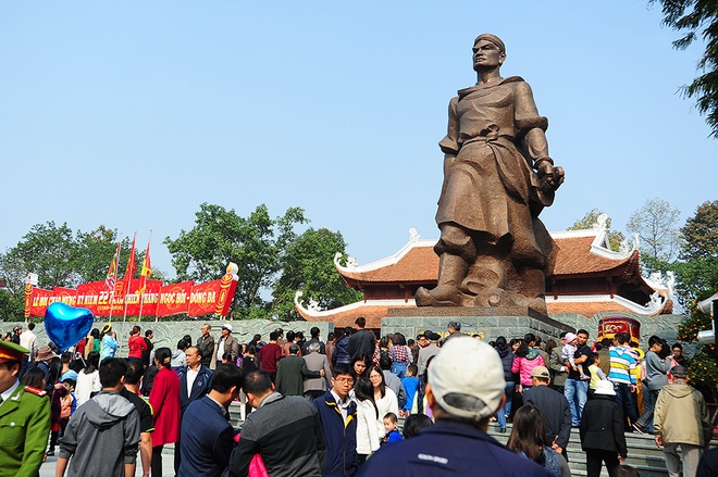 Hàng nghìn người dân tham dự khai hội gò Đống Đa 1 Hàng nghìn người dân tham dự khai hội gò Đống Đa 1