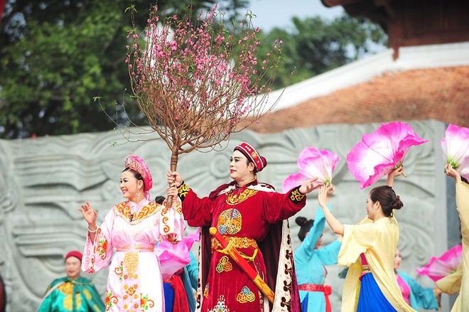 Hàng nghìn người dân tham dự khai hội gò Đống Đa 2 Hàng nghìn người dân tham dự khai hội gò Đống Đa 2