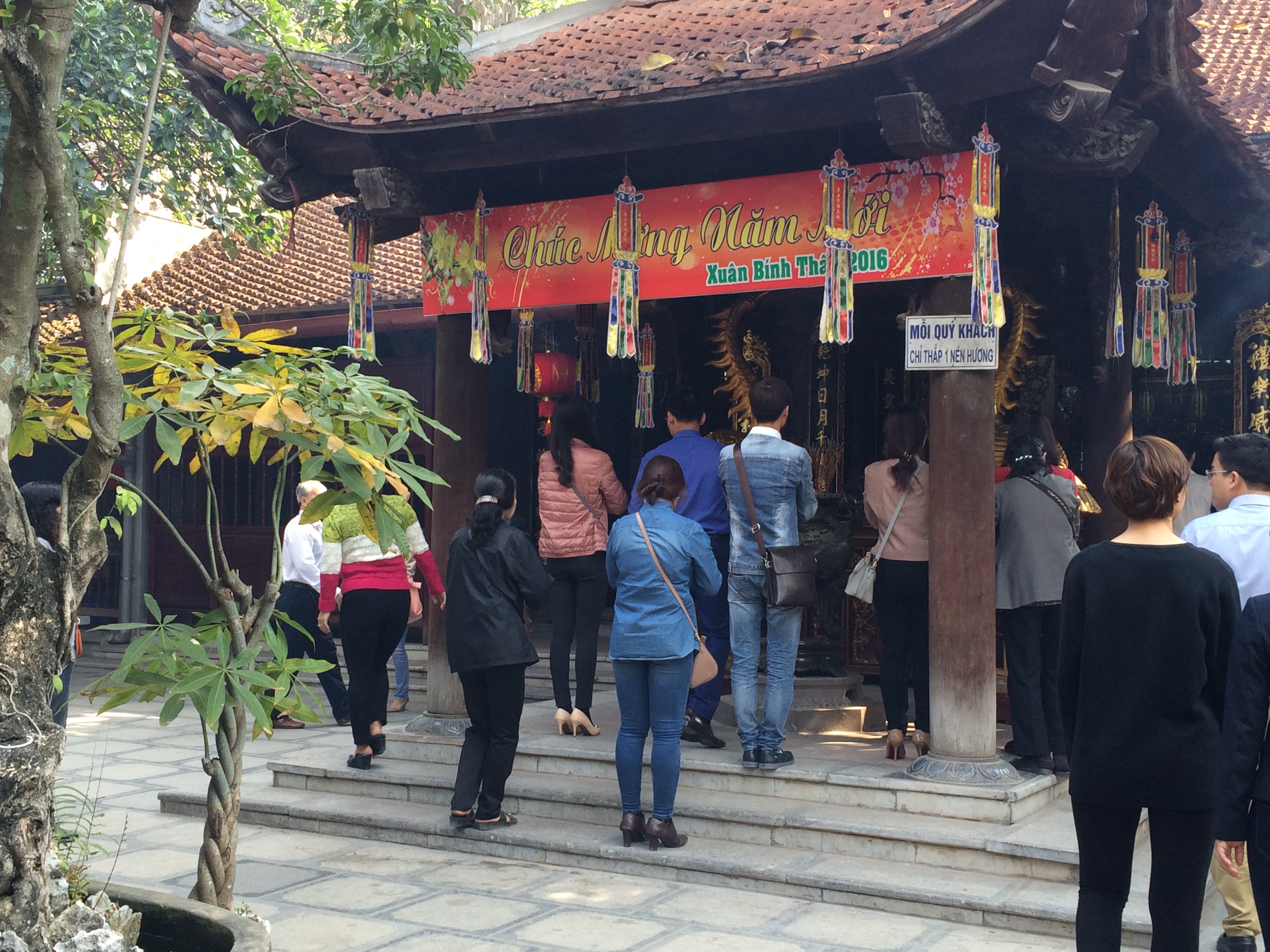Thiếu nữ nô nức đi chùa Hà cầu duyên đầu năm 12 Thiếu nữ nô nức đi chùa Hà cầu duyên đầu năm 12