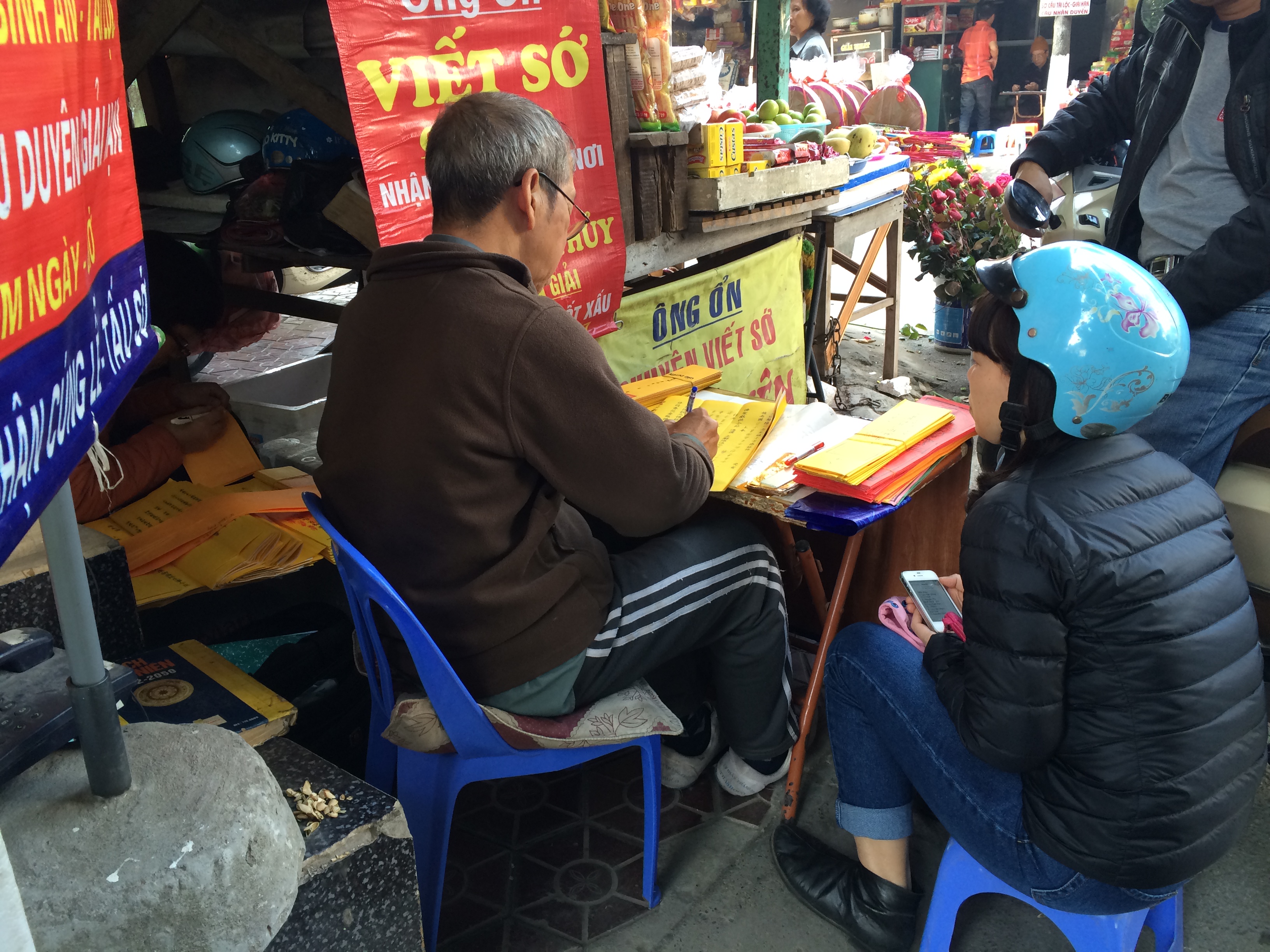 Thiếu nữ nô nức đi chùa Hà cầu duyên đầu năm 3 Thiếu nữ nô nức đi chùa Hà cầu duyên đầu năm 3