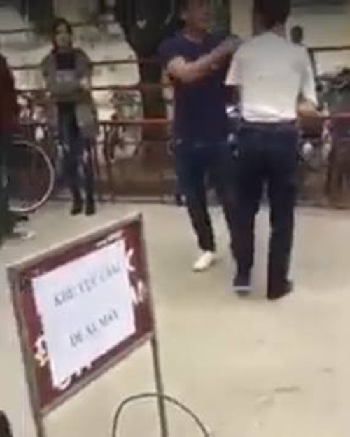 Hà Nội: Xôn xao clip người đàn ông bị đánh ở cổng trường ĐH Điện Lực