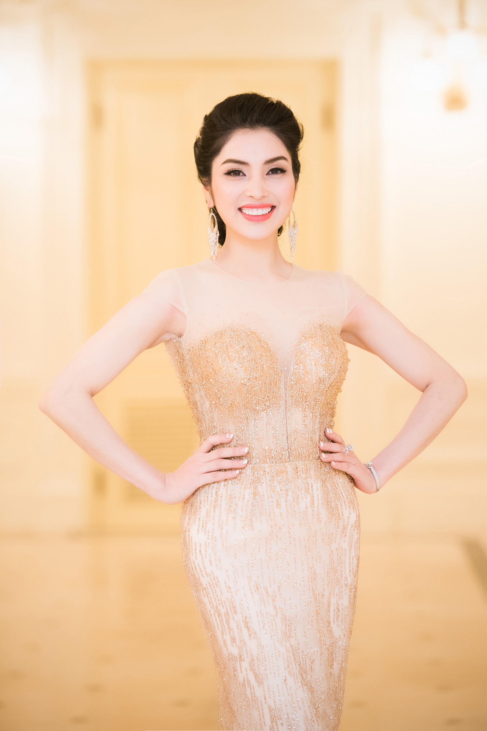 Huyền Sâm lộng lẫy, gợi cảm trong đêm nhạc mừng Quốc tế Phụ nữ 8/3 3 Huyền Sâm lộng lẫy, gợi cảm trong đêm nhạc mừng Quốc tế Phụ nữ 8/3 3