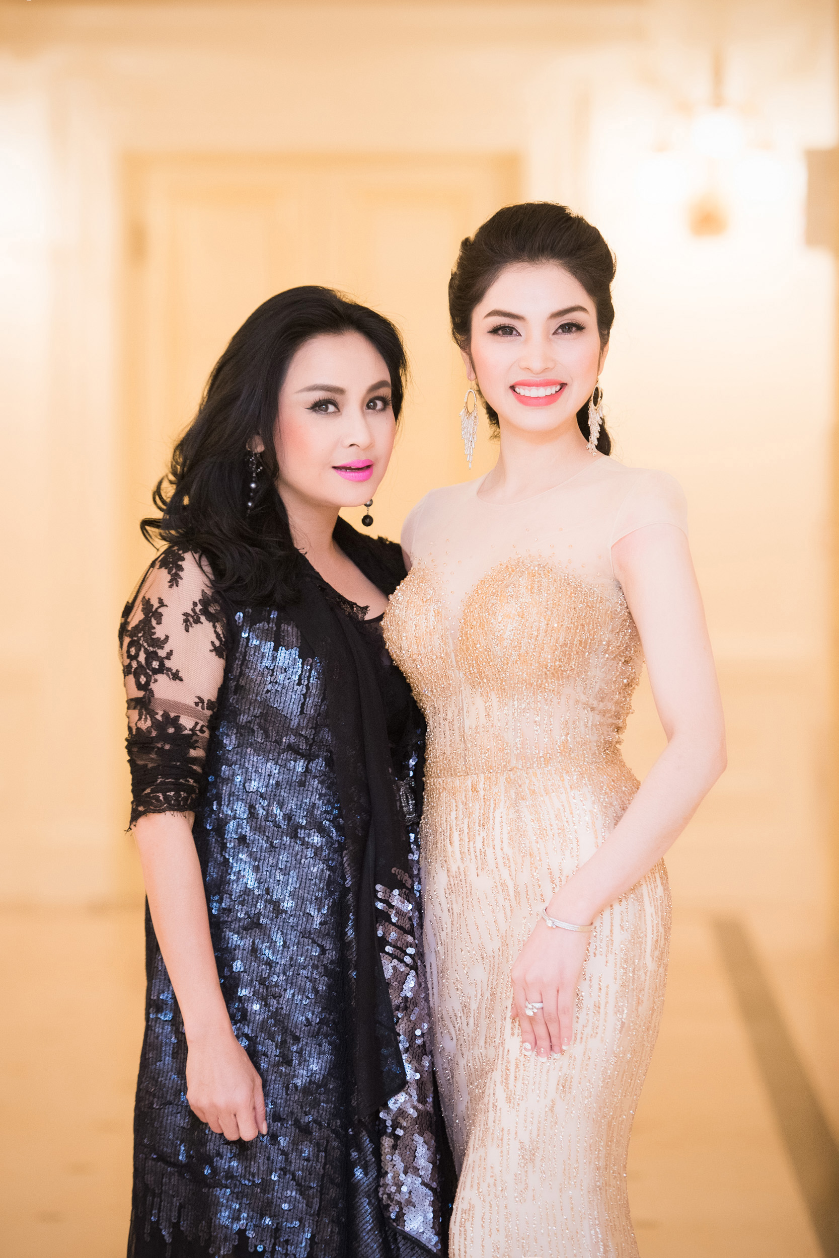 Huyền Sâm lộng lẫy, gợi cảm trong đêm nhạc mừng Quốc tế Phụ nữ 8/3 7 Huyền Sâm lộng lẫy, gợi cảm trong đêm nhạc mừng Quốc tế Phụ nữ 8/3 7