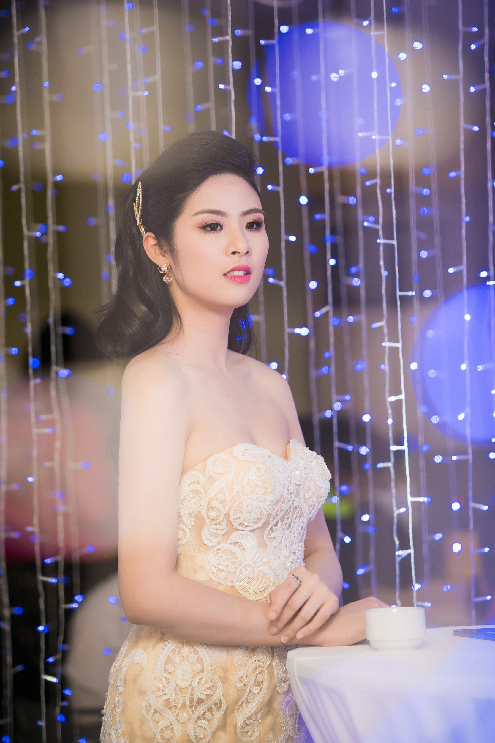 Ngọc Hân khoe vai trần gợi cảm đi dự sự kiện 4 Ngọc Hân khoe vai trần gợi cảm đi dự sự kiện 4