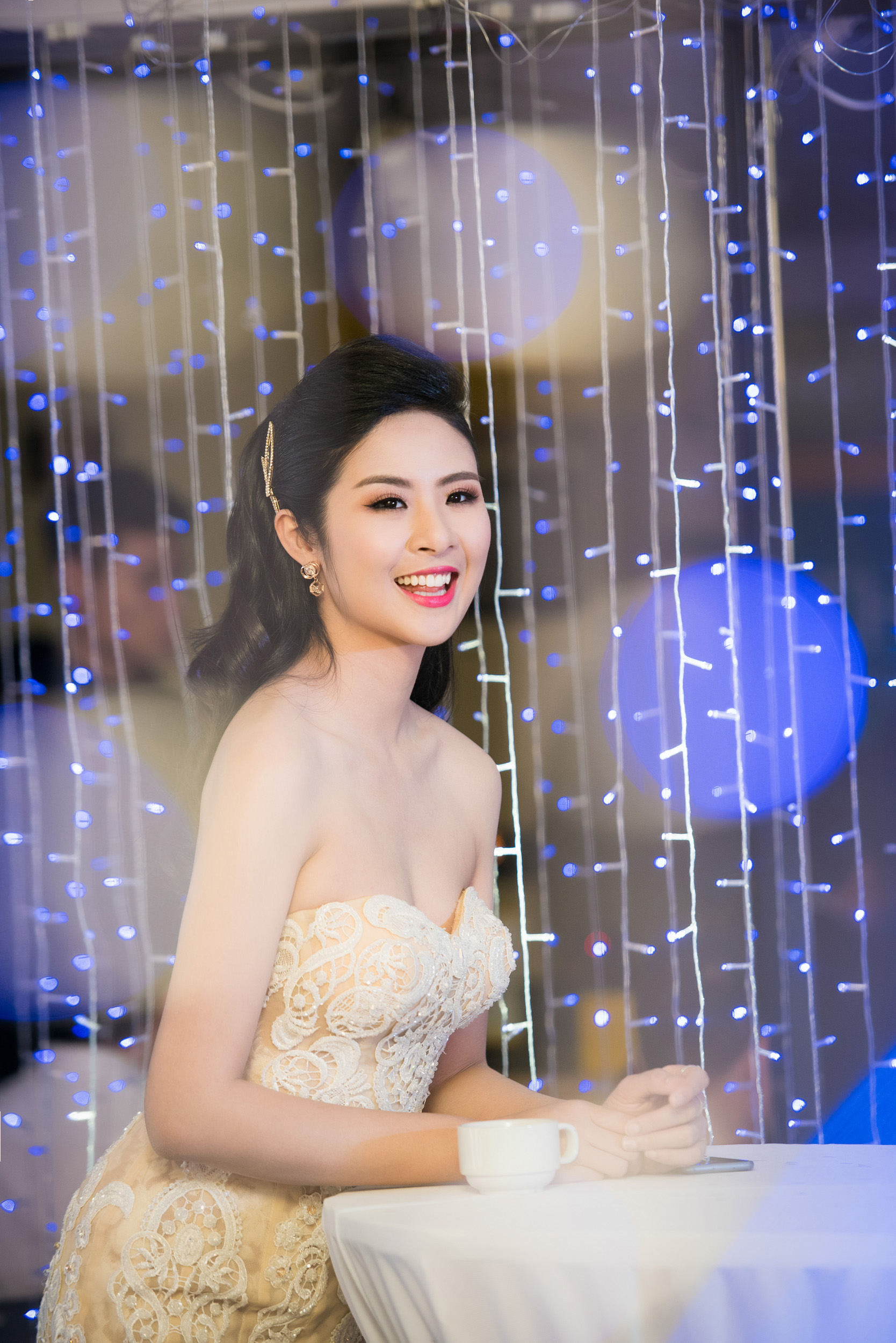 Ngọc Hân khoe vai trần gợi cảm đi dự sự kiện 5 Ngọc Hân khoe vai trần gợi cảm đi dự sự kiện 5