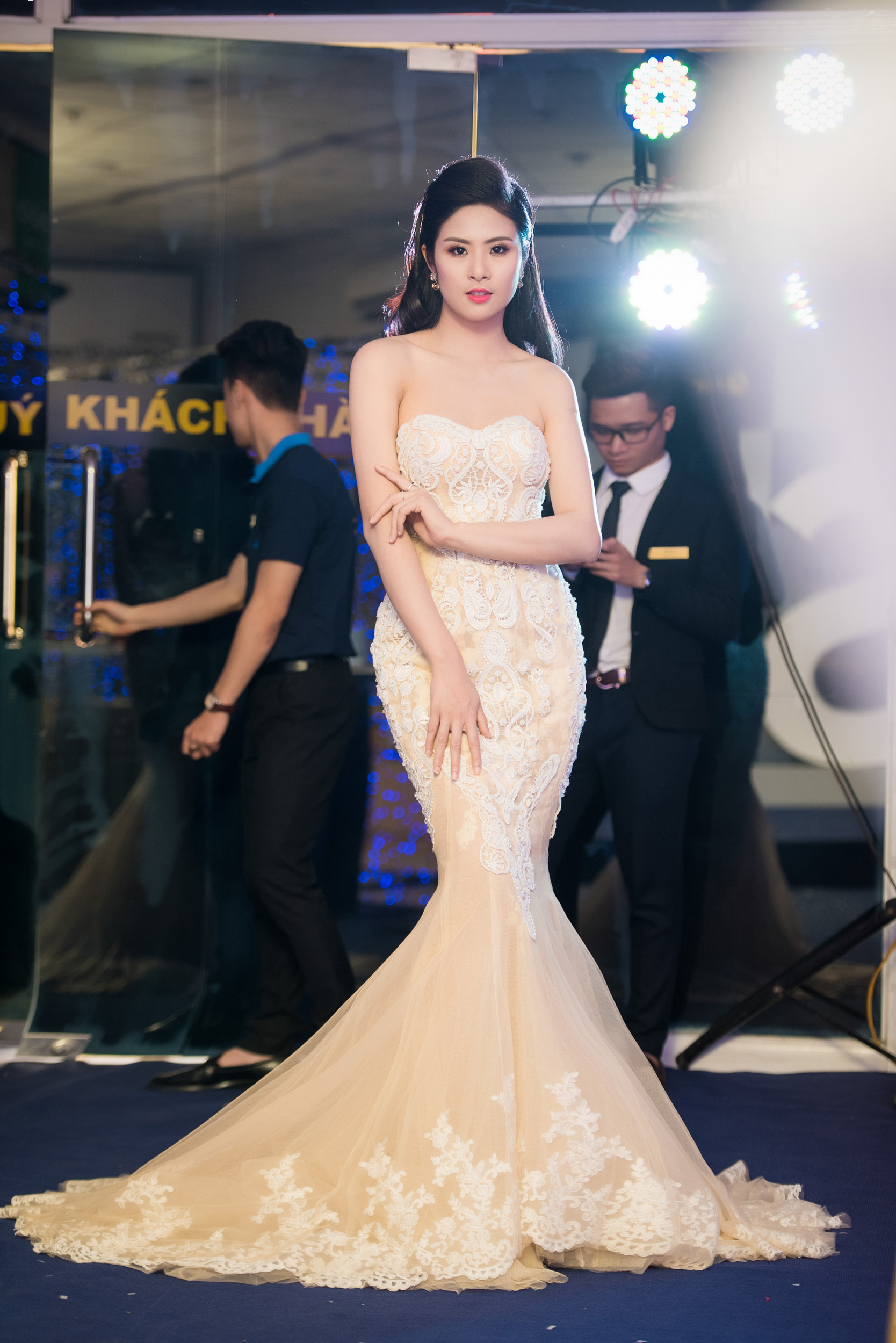 Ngọc Hân khoe vai trần gợi cảm đi dự sự kiện 1 Ngọc Hân khoe vai trần gợi cảm đi dự sự kiện 1