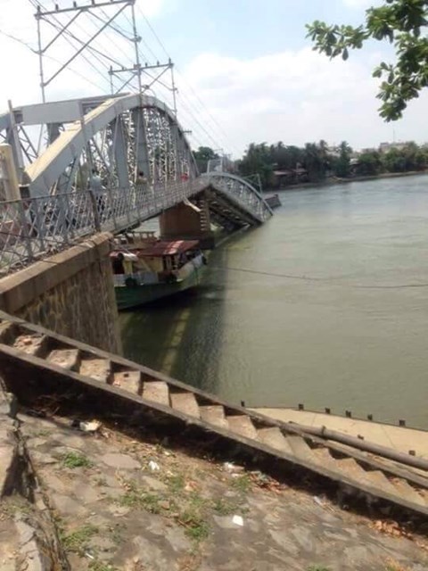 Sập cầu ở Đồng Nai, nhiều người rơi xuống sông