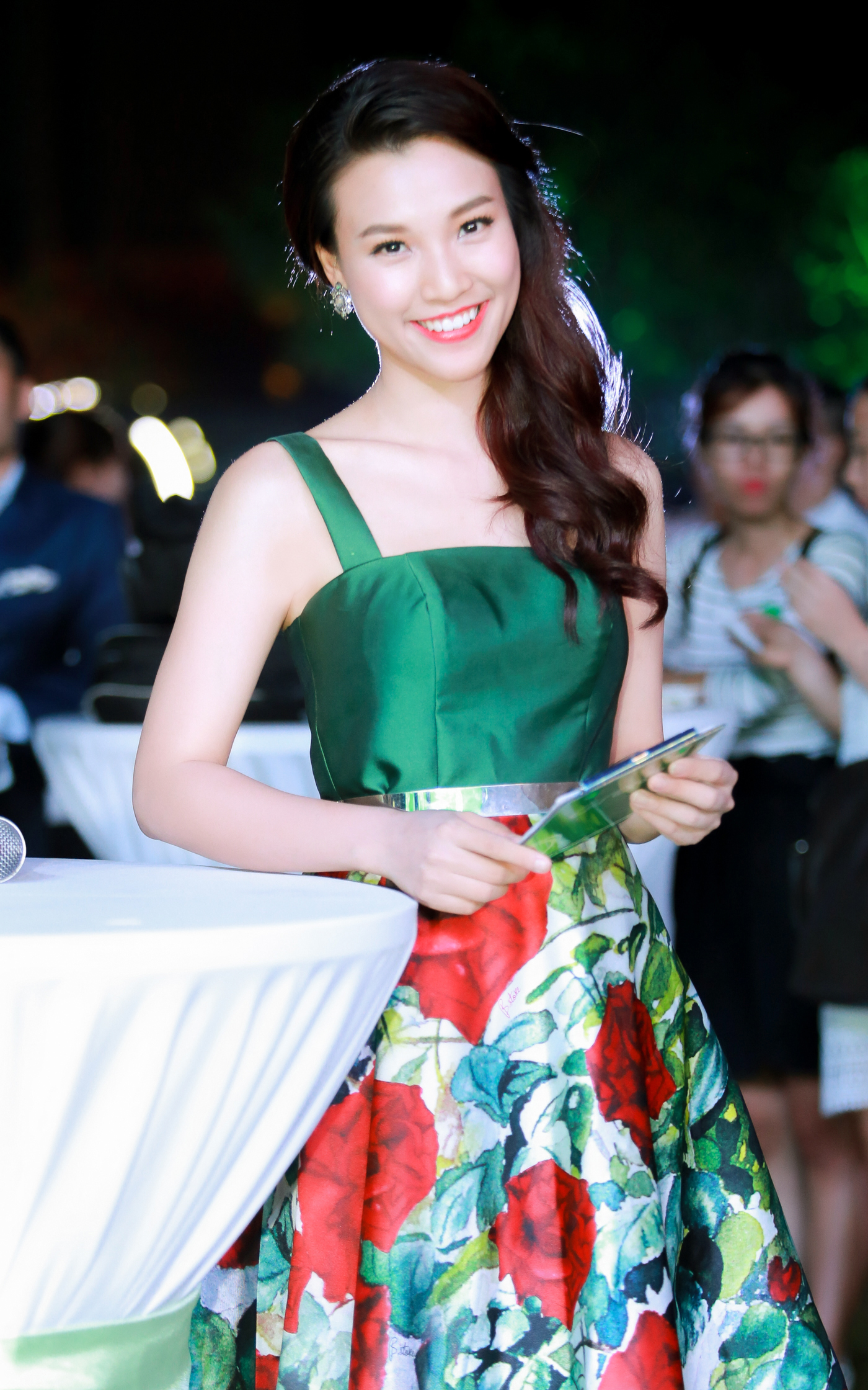 Hoàng Oanh đọ sắc cùng Phạm Hương tại sự kiện 2 Hoàng Oanh đọ sắc cùng Phạm Hương tại sự kiện 2