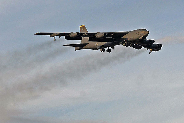 Video: 'Pháo đài bay' B-52 của Mỹ rầm rộ đi không kích IS 2