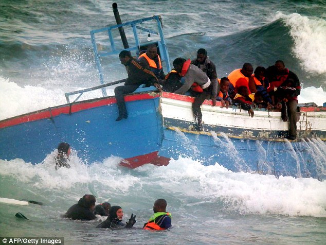 Hơn 400 người di cư chết đuối khi tàu lật giữa biển 1