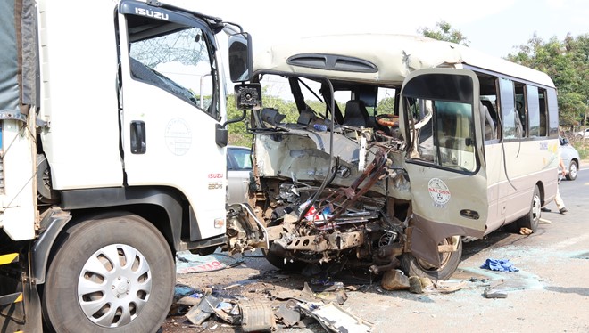 Tai nạn giao thông nghiêm trọng: 3 người chết, hàng chục người bị thương