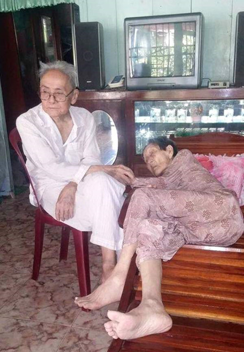 Rơi lệ với đôi vợ chồng hơn 90 tuổi nắm chặt tay nhau trên giường bệnh  2