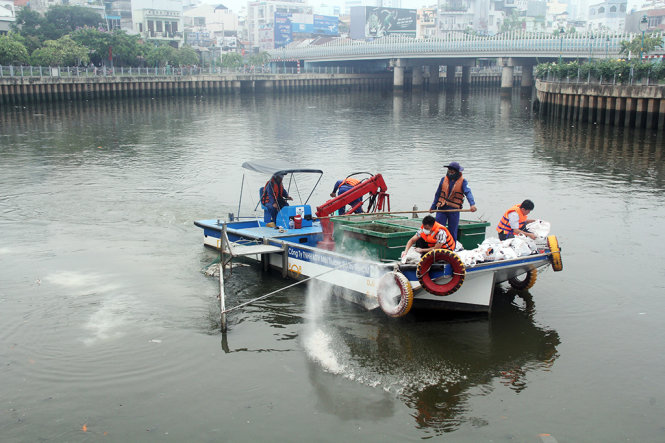 Cận cảnh kênh Nhiêu Lộc đen ngòm, 