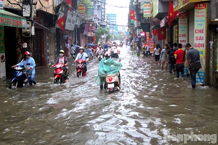  Những hình ảnh ấn tượng về trận lụt sớm chưa từng có ở Hà Nội