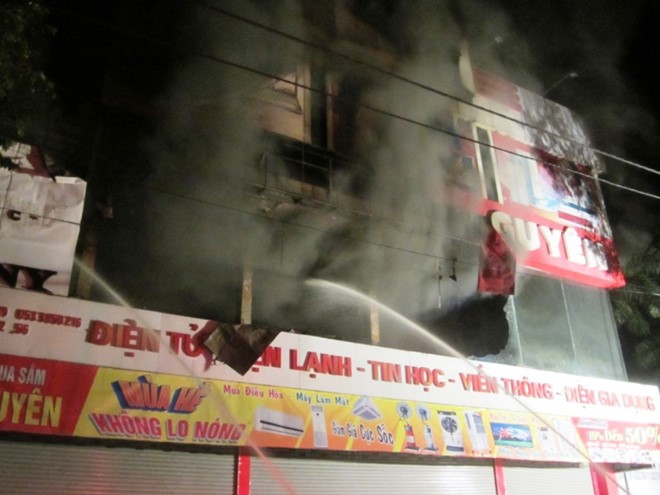 Cháy siêu thị ở Quảng trị: 100 cảnh sát 