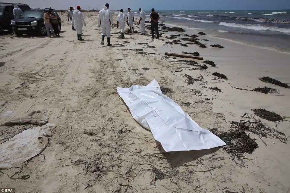 Chùm ảnh: 133 thi thể người di cư nằm rải rác trên bờ biển Libya 2