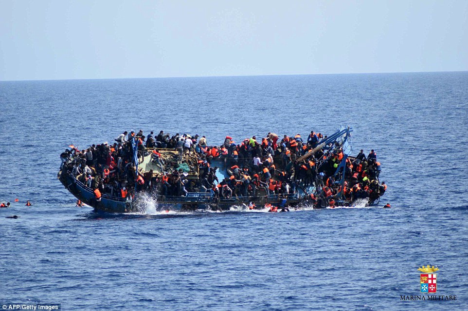 Chùm ảnh: 133 thi thể người di cư nằm rải rác trên bờ biển Libya 7
