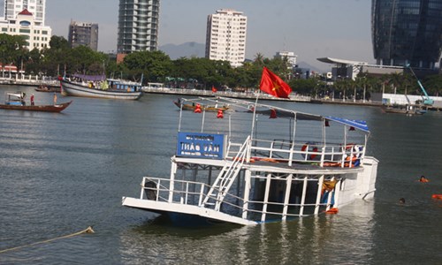 Toàn cảnh vụ tàu du lịch chở 56 người chìm trên sông Hàn, Đà Nẵng 1