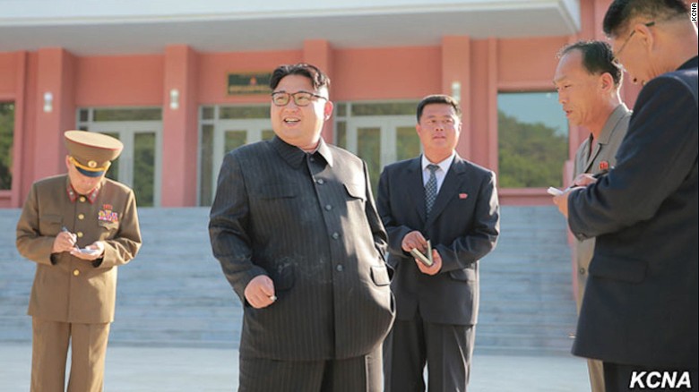 Kim Jong-un bị bắt gặp hút thuốc trong chiến dịch chống thuốc lá 1