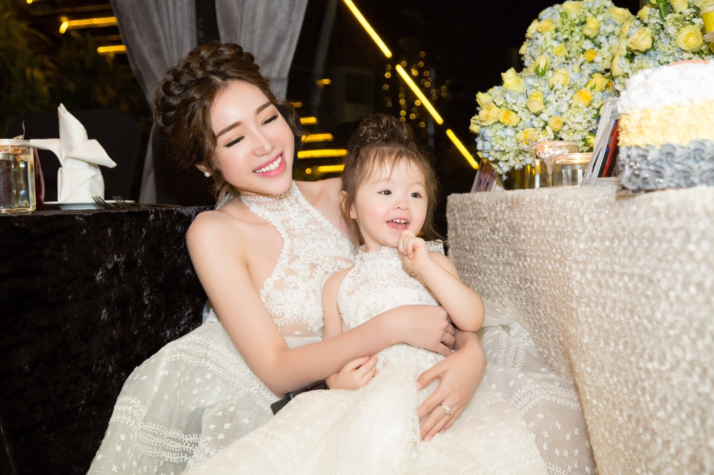 Elly Trần tổ chức tiệc sinh nhật hoành tráng cho con gái cưng 4