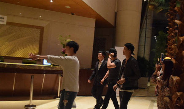 Song Seung Hun bí mật tới khách sạn thăm Lưu Diệc Phi 2