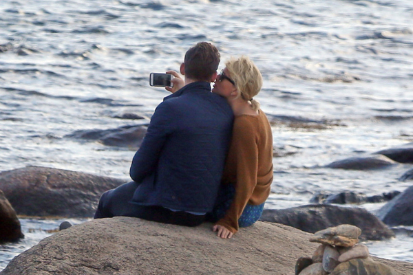 Clip Taylor Swift thân mật bên Tom Hiddleston 2