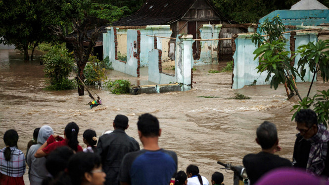 Lũ lụt, sạt lở đất tại Indonesia, 50 người thiệt mạng và mất tích 1
