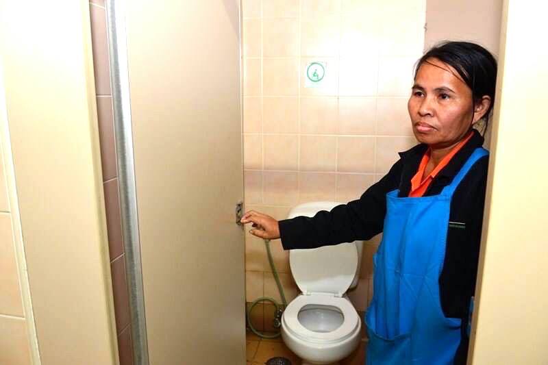 Thái Lan: Phát hiện camera giấu kín trong nhà vệ sinh nữ 4
