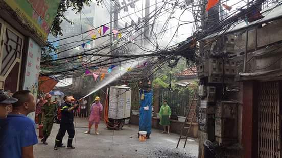 Một trụ điện ở Hà Nội phát nổ trong cơn mưa bão