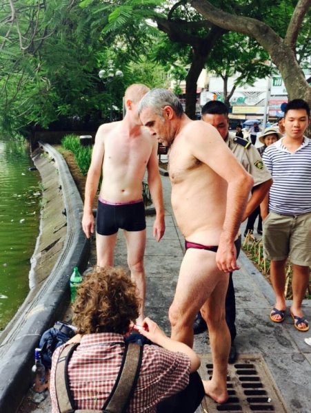 'Hà Nội nóng quá', 2 khách Tây nhảy xuống Hồ Gươm bơi giữa trưa 1