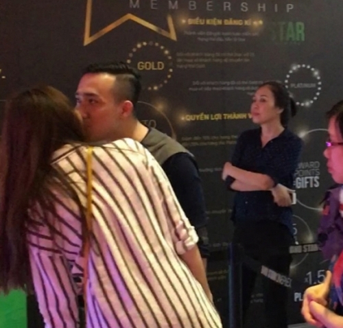 Khoảnh khắc tình cảm thái quá của Hari Won và Trấn Thành nơi công cộng 3 Khoảnh khắc tình cảm thái quá của Hari Won và Trấn Thành nơi công cộng 3