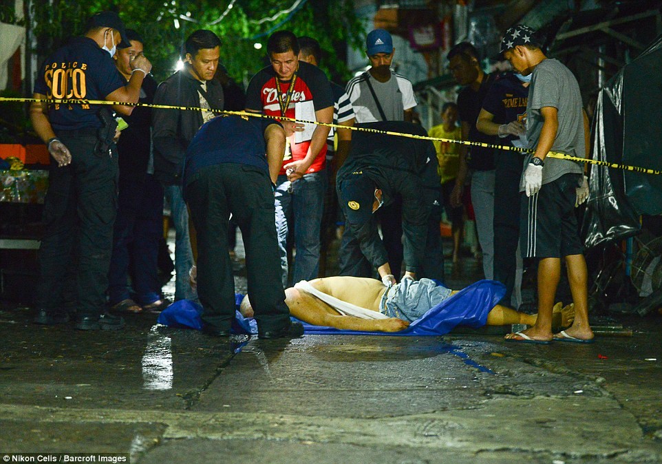 Những thi thể đẫm máu của tội phạm ma túy trên đường phố Philippines 7 Những thi thể đẫm máu của tội phạm ma túy trên đường phố Philippines 7